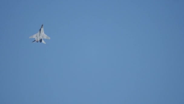 Avión de la Fuerza Aérea en exhibición aérea Demostración acrobática Volando con camuflaje — Vídeos de Stock