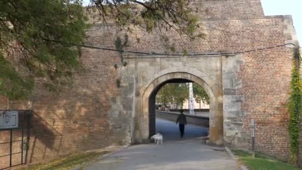 Porte extérieure en Stambol dans les murs de la ville haute de Belgrade de la forteresse Kalemegdan — Video