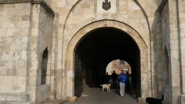 Klok Poort in de muren van Belgrado Fort Kalemegdan onder de klokkentoren — Stockvideo
