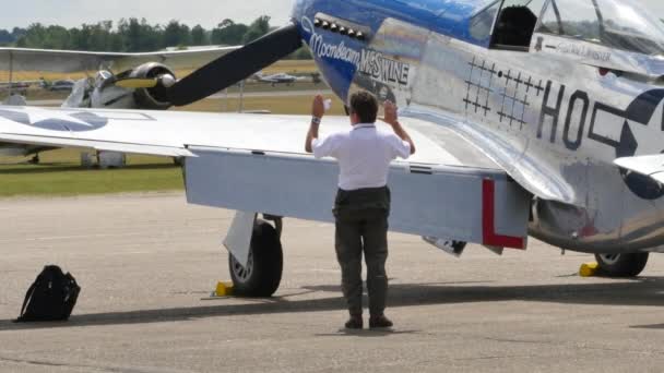 Le pilote d'un P-51D Mustang de North Amenrican simule son vol en spectacle aérien — Video