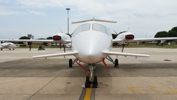 Piaggio P180 Avanti Twin Motoren Turboprop Vliegtuigen van de Italiaanse Luchtmacht — Stockvideo