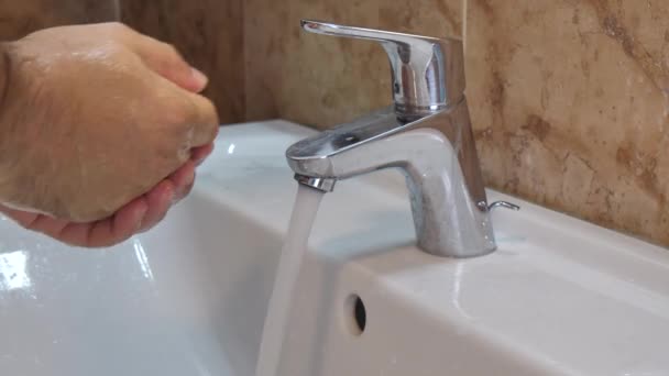 Coronavirus covid-19 pandemia prevención lavarse las manos con agua tibia y jabón — Vídeos de Stock