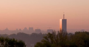 Belgrad 'da Gündoğumu Zaman Çizelgesi ve Önplanda Usce Kulesi