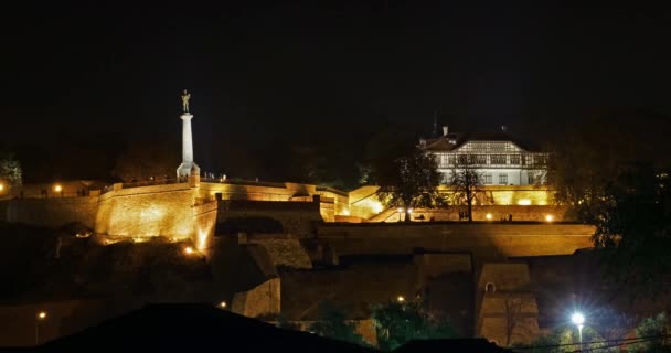Belgrado Servië Night Skyline Tijdspanne van het Victor Monument Pobednik — Stockvideo