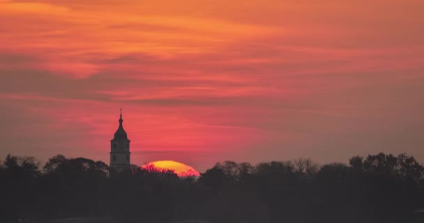 Zonsopgang Timelapse met kerksilhouet in Belgrado, Servië met rode lucht — Stockvideo