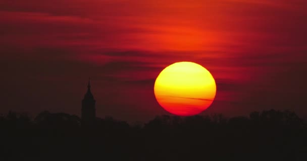 Soluppgång Time Lapse med kyrkan Silhouette och färgglada Cloudscape i Belgrad, Serbien — Stockvideo