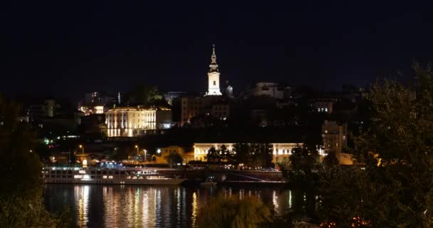 Noite de Belgrado Timelapse com reflexos de luz na água do rio Sava — Vídeo de Stock