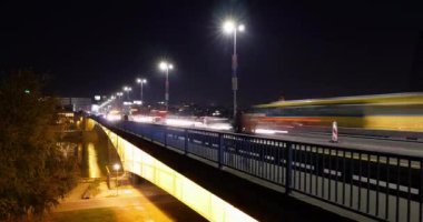 Belgrad 'daki Sava Nehri Köprüsü üzerinde Açık İzli Arabaların Gece Zamanlaması
