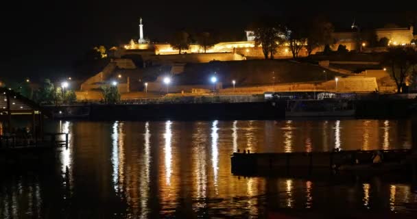 Fortaleza de Belgrado Kalemegdan Night Time Lapse com reflexos de água no rio — Vídeo de Stock