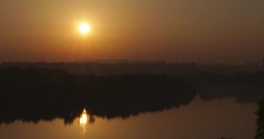 Sırbistan 'ın Belgrad' daki Tuna Nehri 'nde Gün Işığı Yansımalarıyla Gün Doğumu Zamanı