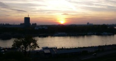 Belgrad 'ın Zaman Çizelgesinde Dramatik Sarı ve Turuncu Gün Batımı Gökyüzü Bulutu Sırbistan Üzerinde