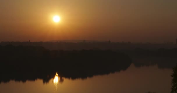 Zonsopgang Timelapse met zonlicht reflecties op de Donau in Belgrado Servië — Stockvideo
