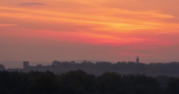 Kolorowa panorama Belgradu i brzegu Dunaju o wschodzie słońca w Timelapse — Wideo stockowe