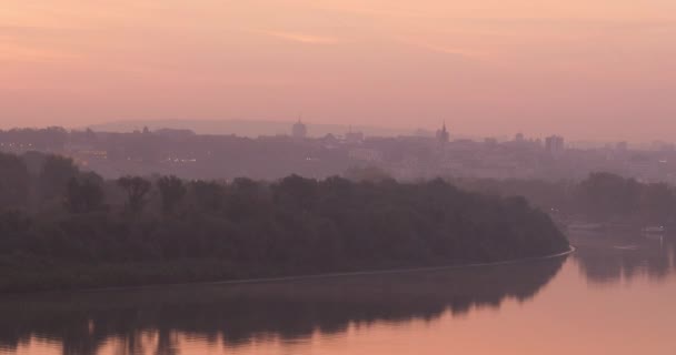 Danúbio margem do rio Paisagem com árvores que refletem sobre a água ao nascer do sol em Timelapse — Vídeo de Stock