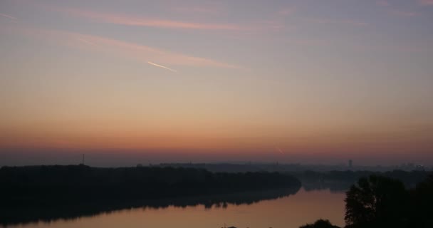 Sunrise Pan Timelape no rio Danúbio em Belgrado Sérvia — Vídeo de Stock