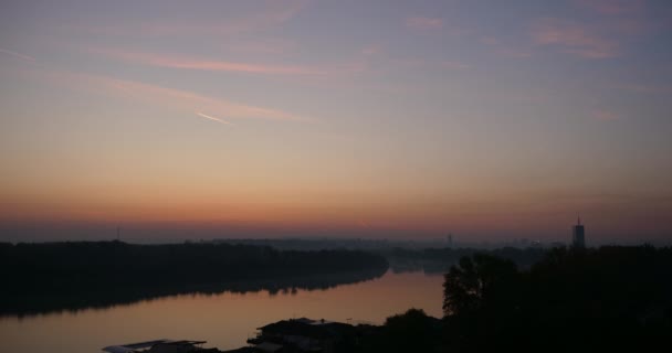 Vista ampla Sunrise Timelape no rio Danúbio em Belgrado Sérvia — Vídeo de Stock