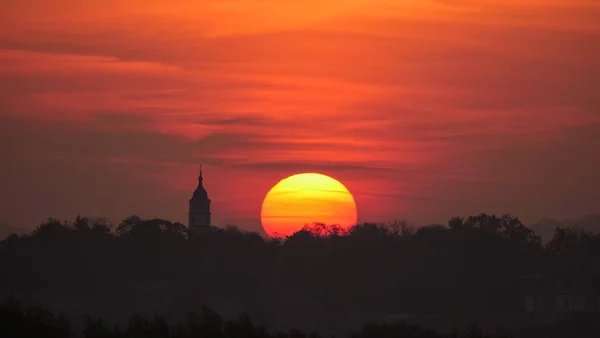 Сонячний підйом Timelapse with Church Silhouette in Belgrade, Serbia with Red Sky — стокове фото