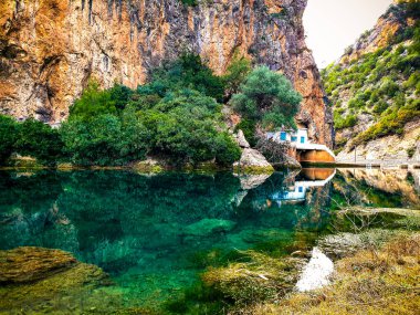 Dağlar arasındaki göl kıyısındaki ev, Akchour, Fas