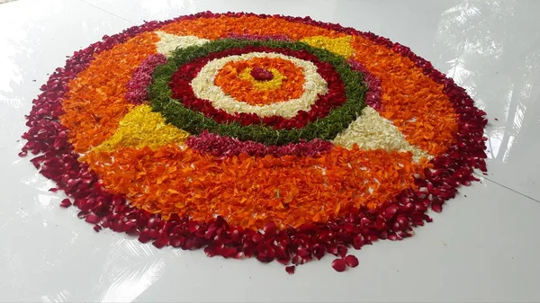 Vackra Färgglada Blomma Rangoli Vita Plattor Onam Firande Kerala — Stockfoto