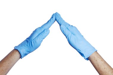 Mavi tıbbi koruyucu lateks eldivenler takan bir adamın elleri beyaz izole arka planda çatı şeklindeydi.