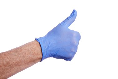 Mavi tıbbi lateks eldiven takan bir adamın beyaz izole edilmiş arka plan ile el ele tutuşması.