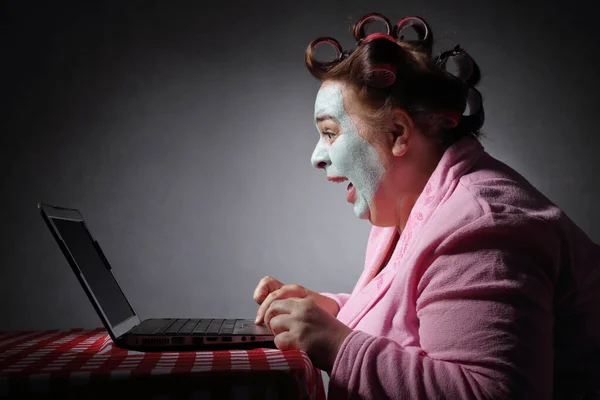 Lustige Übergewichtige Fünfzigjährige Frau Mit Bademantel Und Gesichtsmaske Frustriert Auf — Stockfoto