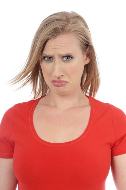 Genç ve oldukça etkileyici sarışın, beyaz tenli, soyutlanmış arka plandan tiksinen bir kadın.