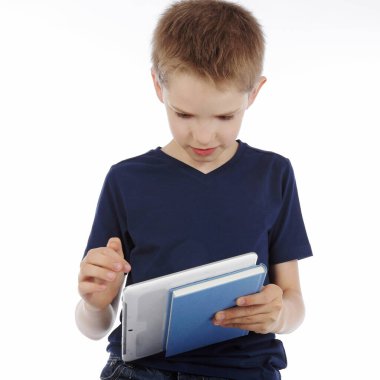 Beyaz izole edilmiş stüdyo arka planında dizüstü bilgisayarla oynayan 10 yaşında beyaz bir çocuk.