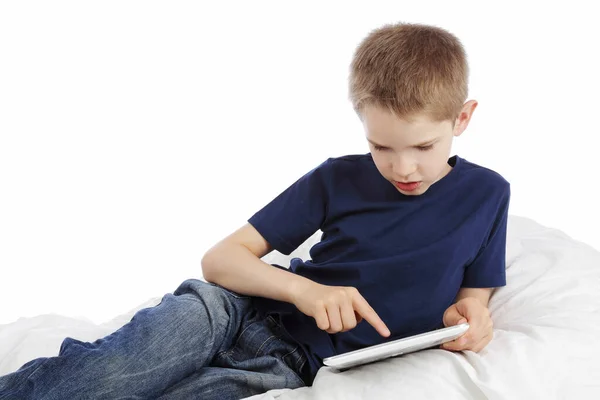 Joven Caucásico Año Edad Niño Jugando Con Ordenador Portátil Blanco — Foto de Stock