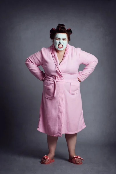 Excesso Peso Irritado Mulher Engraçada Vestindo Roupão Banho Rosa Encrespadores — Fotografia de Stock