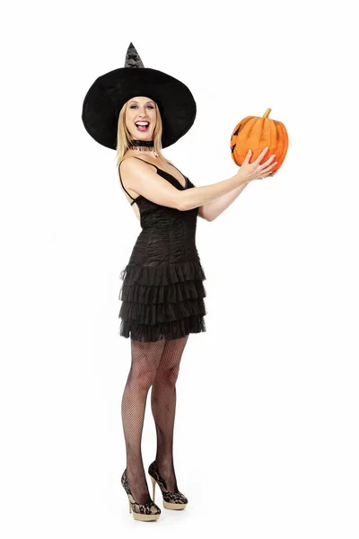 Mladá Hezká Blondýna Čarodějnice Pro Halloween Dýní Bílém Izolovaném Pozadí — Stock fotografie
