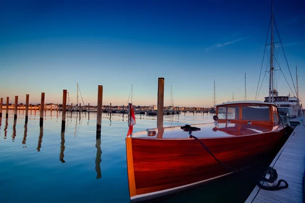 Klassisk mahogny lyx båt förtöjd, Venedig, Italien. Royaltyfria Stockfoton