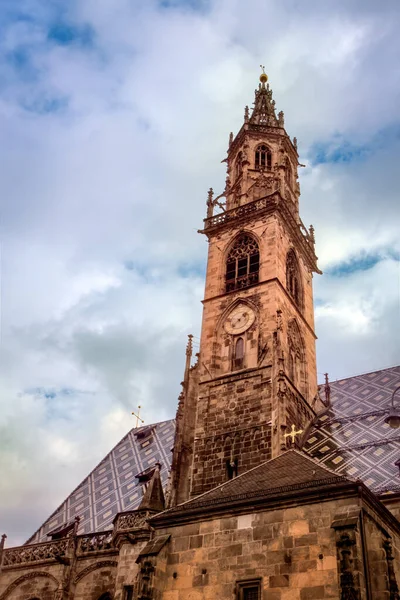 Klocktornet i Maria Himmelfahrt Cathedral, Bozen, Italien Stockbild