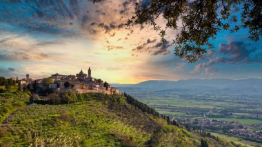 Trevi, Umbria, İtalya 'nın güzel köyünün panoramik manzarası