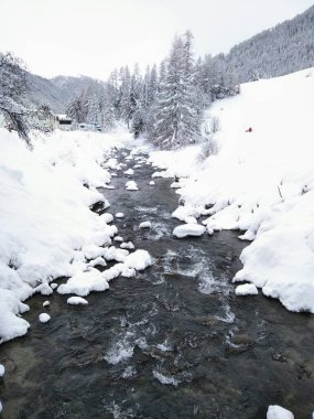 Davos dağlarında kış nehri ve kar 
