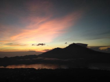 Batur yanardağında gün doğumu 