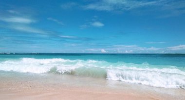 Kumsaldaki gök mavisi okyanus dalgaları