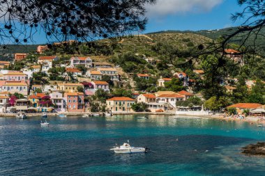 Assos, Kefalonia adasında Fiskardo yakınlarında küçük bir köydür.. 
