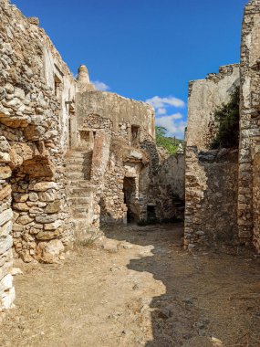 Kato Chora 'daki eski kale, Mylopotamos, Kythera, Yunanistan' da covidfree bir ada..