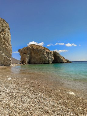 Yunanistan 'ın Kythera adasındaki Kaladi Plajı' nda bulunan büyük kaya..