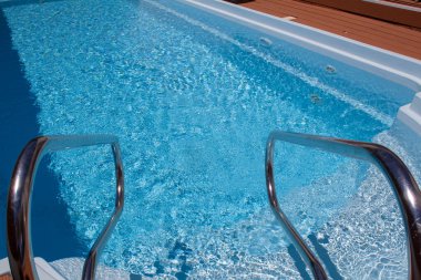 Merdivenleri yakın yüzme havuzu