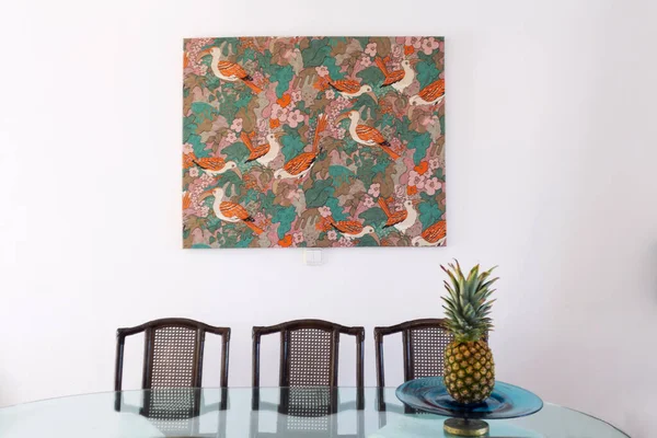 Masanın üzerinde ananas olan yemek odasının iç tasarımını kapat.