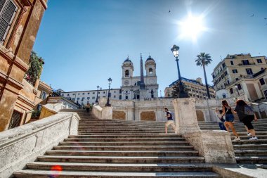 Rome, İtalya - 30 Haziran 2018: Piazza di Spagna adlı ünlü İspanyol Merdivenleri teslis turist