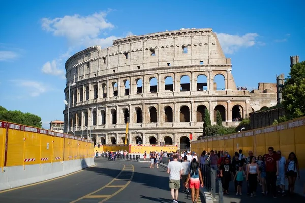 Rom Italien Juni 2018 Utsikt Över Colosseum Med Turister Kommer — Stockfoto