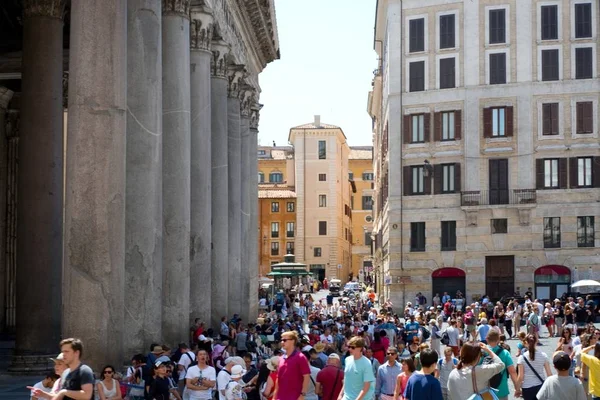 Rome, İtalya - 30 Haziran 2018: tüm dünyada Pantheon önünde çok sayıda turist