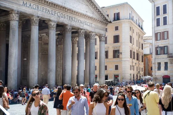 Roma Italia Junio 2018 Muchos Turistas Todo Mundo Frente Panteón —  Fotos de Stock