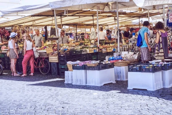 ローマ イタリア 2018 観光客が訪れる有名なカンポ フィオーリ市場 — ストック写真