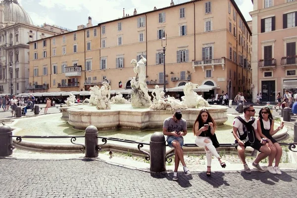 Rzym Włochy Czerwca 2018 Turystów Odpoczynku Słynnym Piazza Navona Rzym — Zdjęcie stockowe