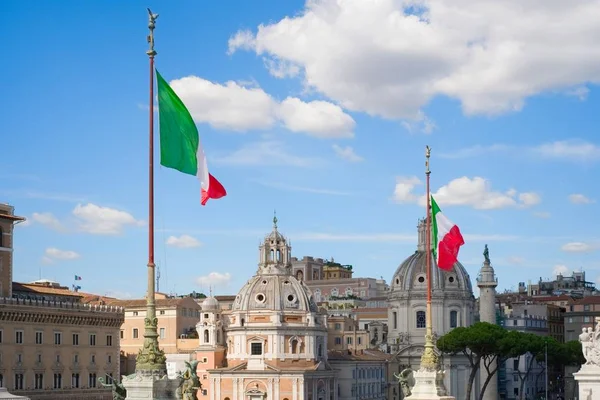 美しい雲と夏の日のローマの屋根の一見イタリア フラグ ストック画像