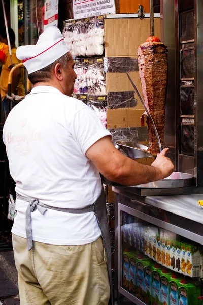 Istanbul, Türkiye - 20 Eylül 2017: Türk sermayeli bir sokakta bir kebap Restoran sahibi keser